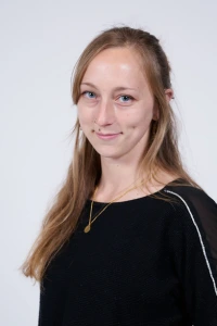 Une photo d’Adeline Heymans, facilitatrice en intelligence collective, formatrice et organisatrice d’événements. oplic asbl