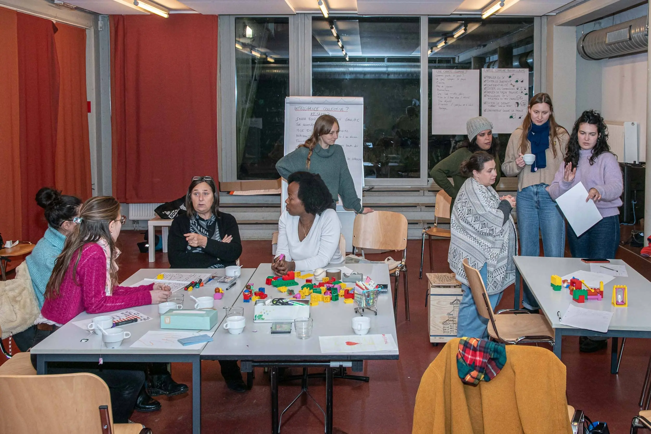 Une photo de 2 groupes de participantes à l’atelier de découverte des outils d’intelligence collective, qui coconstruisent des solutions à une situation donnée.
oplic asbl à Bruxelles Belgique